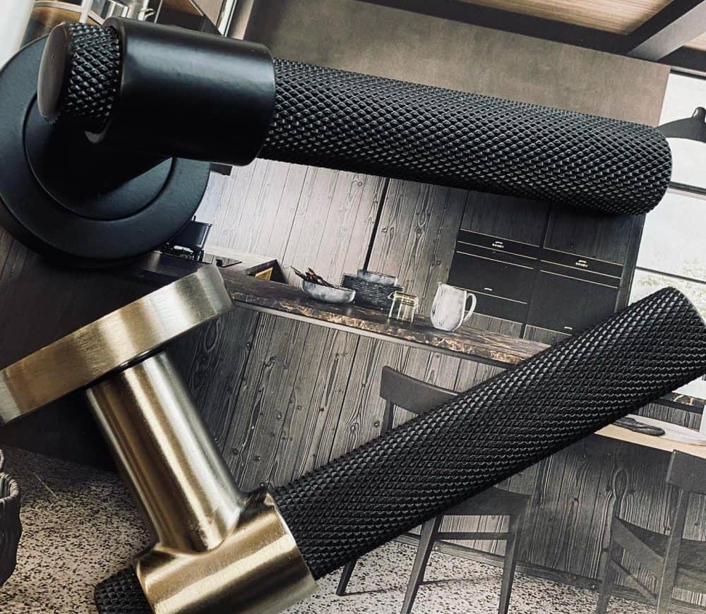 Γιατί να Επιλέξεις Πόμολα Πόρτας με Ανάγλυφη Επιφάνεια. Ανακαλύψτε τα Πόμολα Πόρτας με Ροζέτα και την ανάγλυφη επιφάνεια τους για να αναβαθμίσετε το χώρο σας με στυλ.