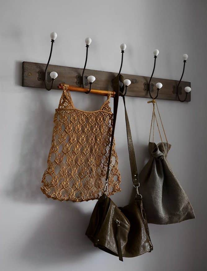 Κρεμάστρες Τοίχου Για Μικρούς Χώρους: Ιδέες και Λύσεις. Ένα άρθρο για το πως οι κρεμάστρες θα σας εξοικονομήσουν χώρο μέσα στο σπίτι σας, δημιουργικοί τρόποι χρήσεις τους και πως να τις εγκαταστήσετε. Παράλληλα, δίνονται απαντήσεις σε συχνές ερωτήσεις για τις κρεμάστρες τοίχου.