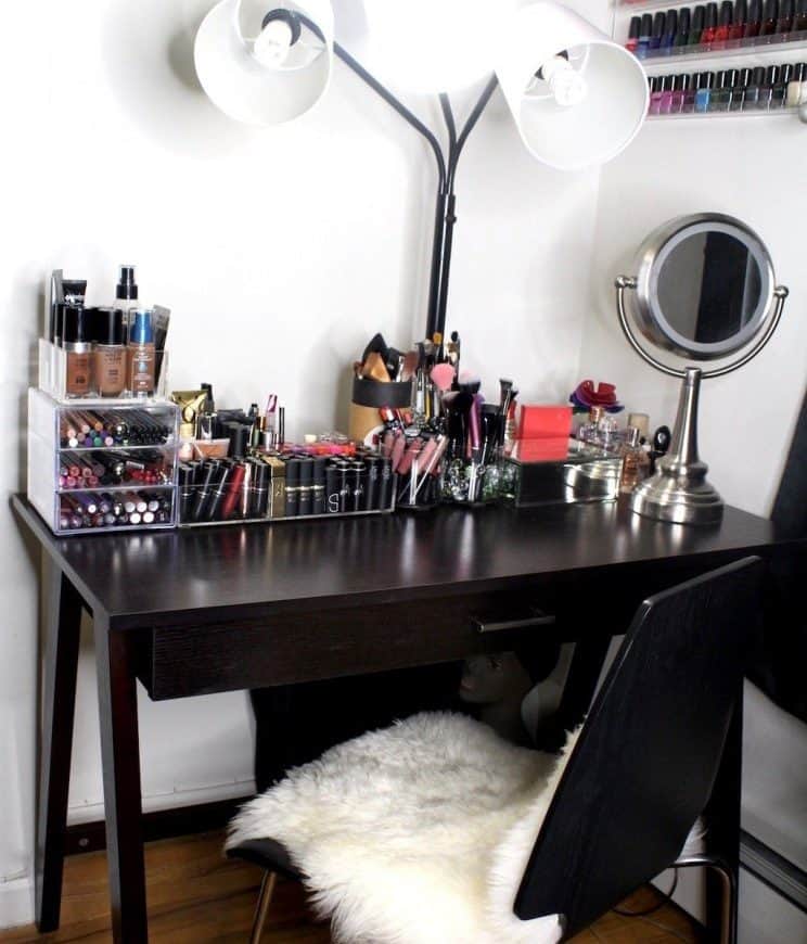 Οργάνωση Καλλυντικών σε Μικρό Υπνοδωμάτιο Χωρίς Χάος, πώς να οργανώσετε τα καλλυντικά σας σε ένα μικρό υπνοδωμάτιο χωρίς να γεμίσετε τον χώρο, χρησιμοποιώντας ράφια τοίχου, κουτιά αποθήκευσης και έξυπνες κατακόρυφες λύσεις. Μάθετε πώς να διατηρήσετε τον χώρο σας τακτοποιημένο και λειτουργικό.