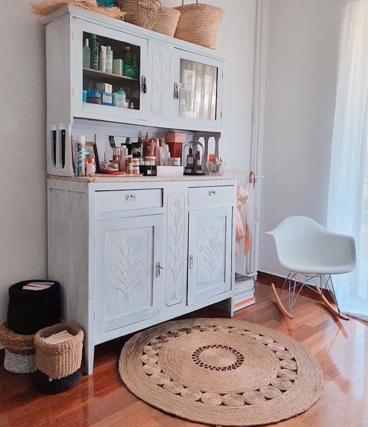 Πώς να Μετατρέψετε Ένα Vintage Έπιπλο σε Χώρο Καλλυντικών, πώς να μετατρέψετε ένα vintage έπιπλο, όπως μια συρταριέρα ή κομοδίνο, σε χώρο για τα καλλυντικά σας.