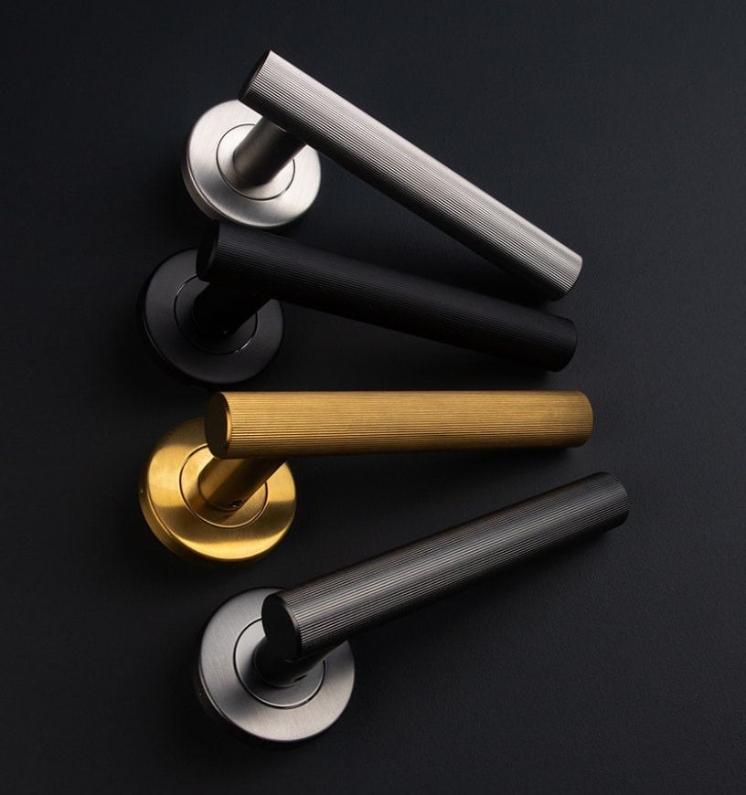 Ποια Πόμολα Είναι πιο Ανθεκτικά σε Γρατσουνιές και Φθορές; Ποια Πόμολα Είναι πιο Ανθεκτικά σε Γρατσουνιές και Φθορές;, Μάθετε ποια χερούλια είναι πιο ανθεκτικά σε γρατσουνιές και φθορές. Ανακαλύψτε τα πλεονεκτήματα των υλικών όπως το ανοξείδωτο ατσάλι, ο ορείχαλκος και το νικέλιο, και βρείτε την ιδανική επιλογή για την πόρτα σας.